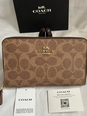 Coach Signature Canvas Medium zip around ID wallet Brown
Authentic